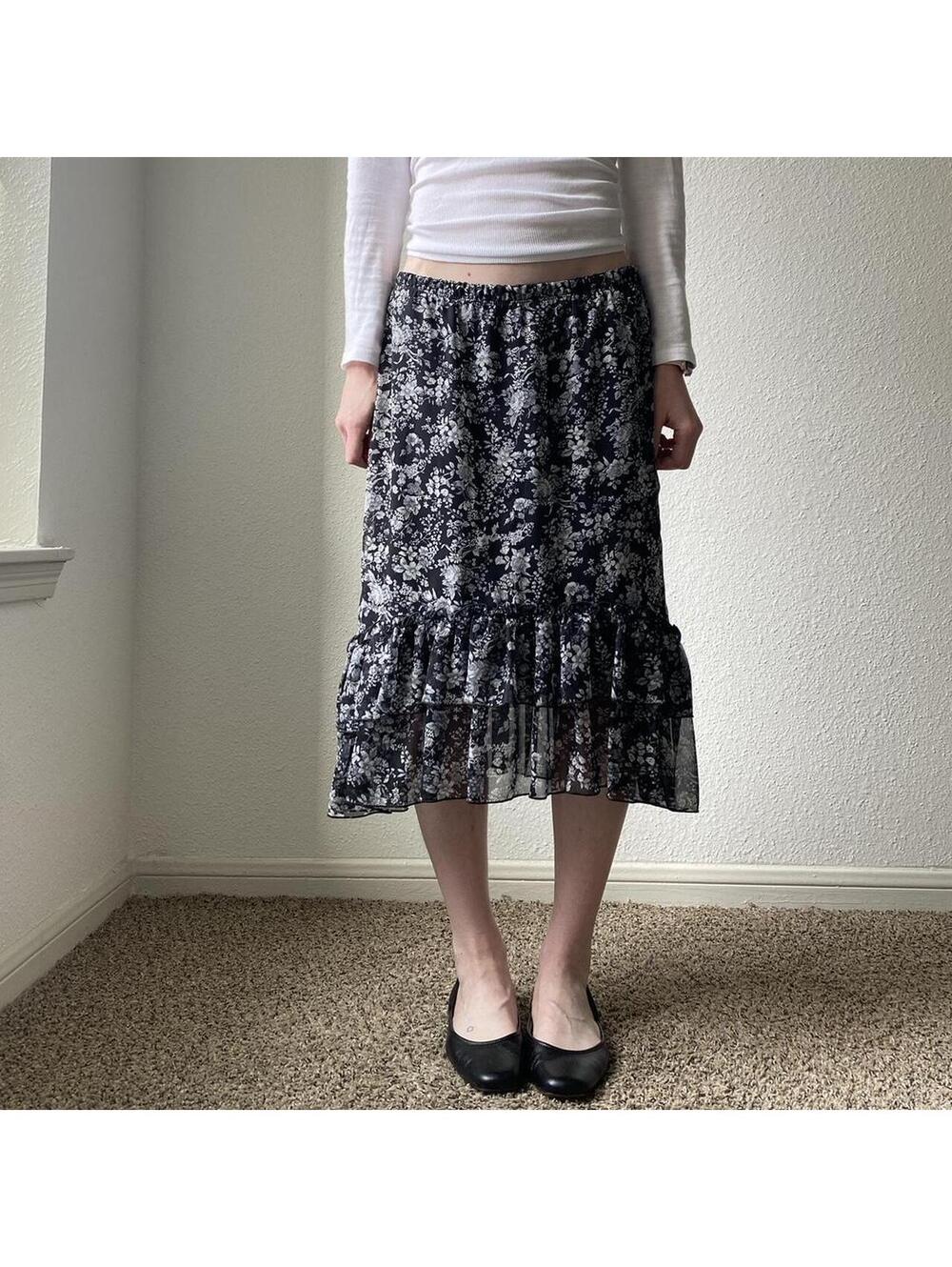 Vintage y2k low rise black and white floral flowy frilly casual skirt
